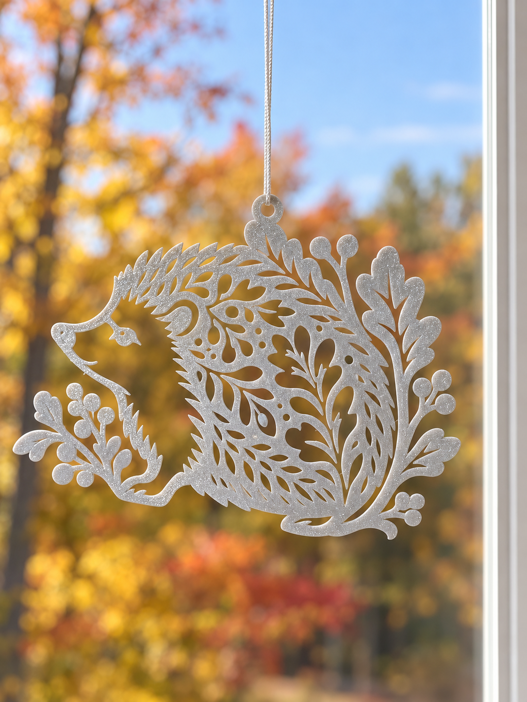 Igel im Herbstlaub – Fensteranhänger